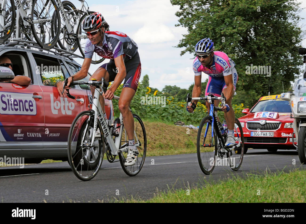 Johan van Summeren und Marcin Sapa führend in eine Etappe der Tour de France 2009 nahe entlang in das Departement Yonne (89) von F Stockfoto