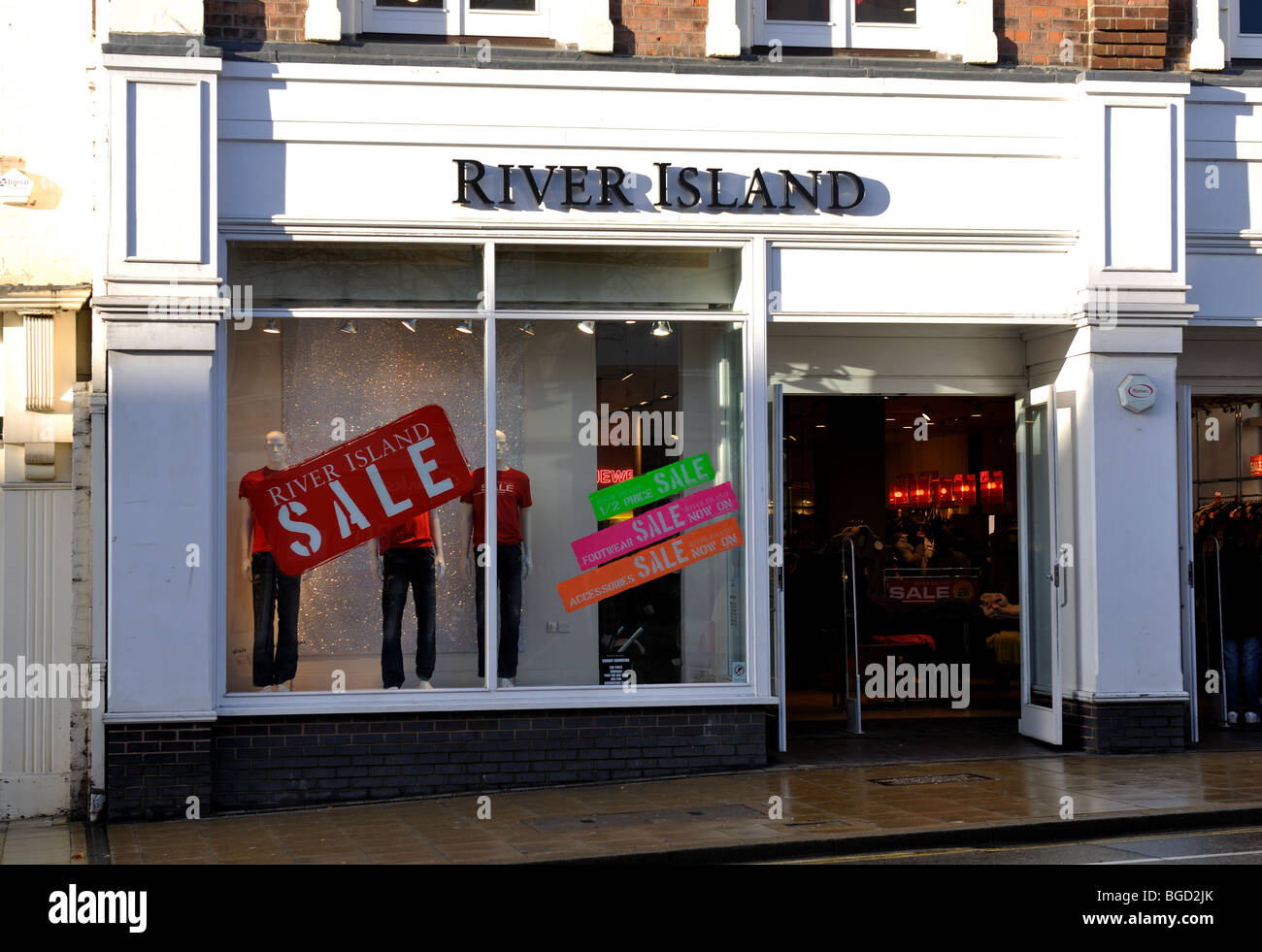 River Island Store im Weihnachtsgeschäft, Leamington Spa UK Stockfoto