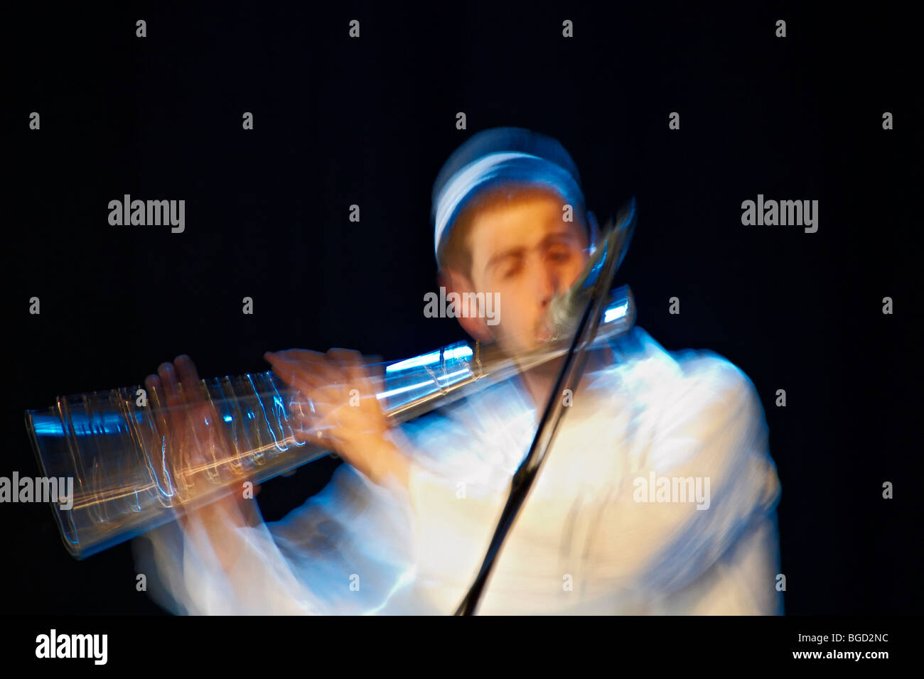 Ein verschwommenes Foto, verursacht durch Langzeitbelichtung, eines Mannes Flötenspiel Stockfoto