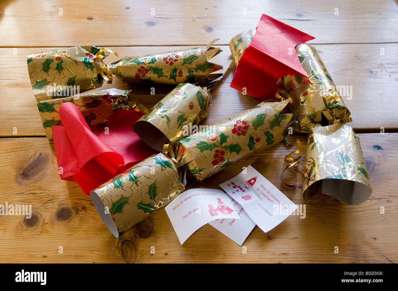 Christmas Cracker, mit Papier Partyhüte und Witze. Stockfoto