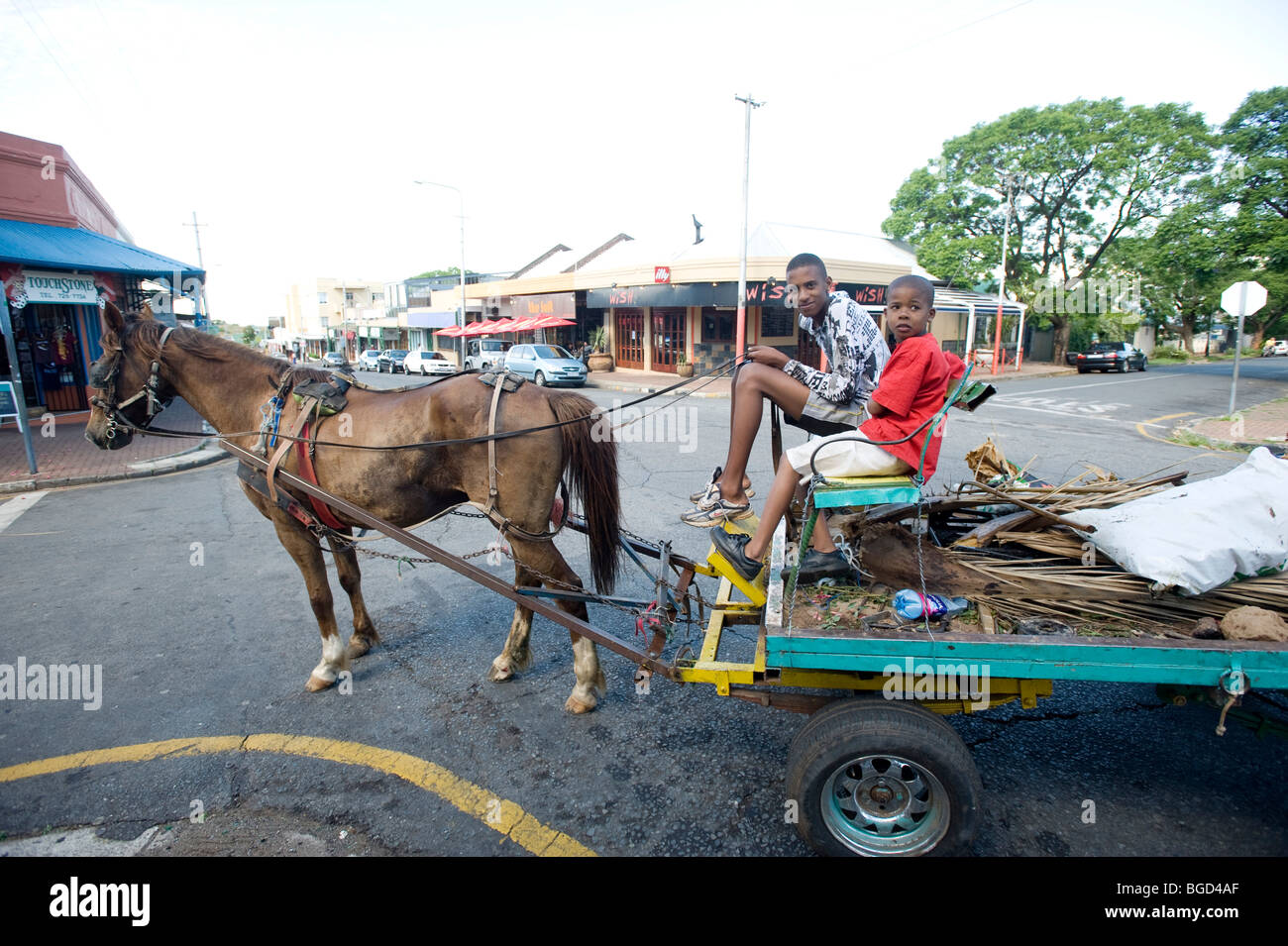 Ein Pferd gezeichneten Wagen bewegt sich durch das Melville-Viertel. Melville, Johannesburg, Südafrika Stockfoto
