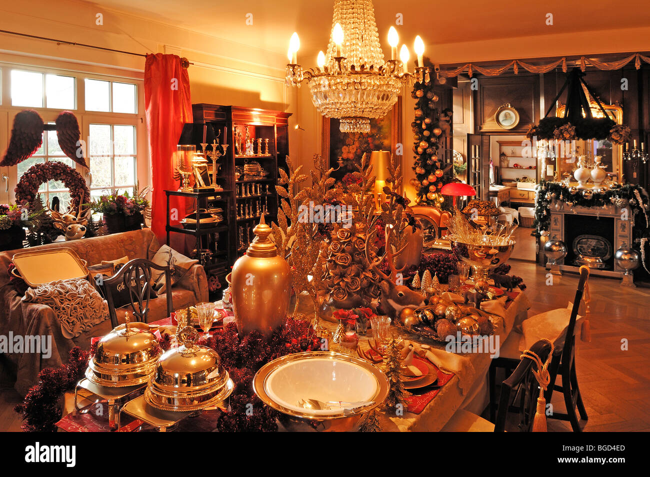 üppige Weihnachtsdekoration In Einem Wohnzimmer Dekoriert Zu