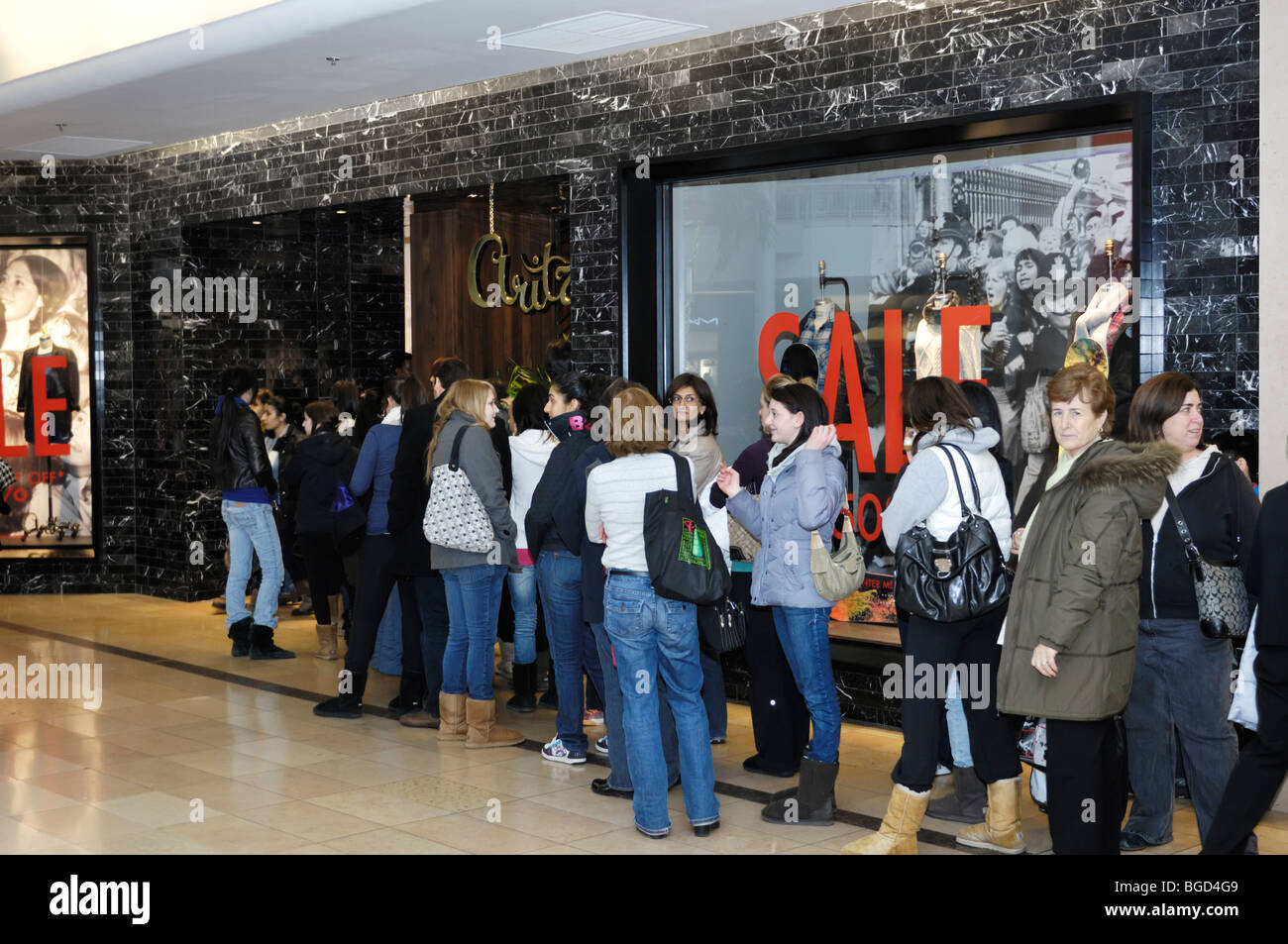 Menschen aufgereiht vor einem Geschäft in einem Einkaufszentrum auf eine Boxing Day in Toronto, Kanada. Stockfoto
