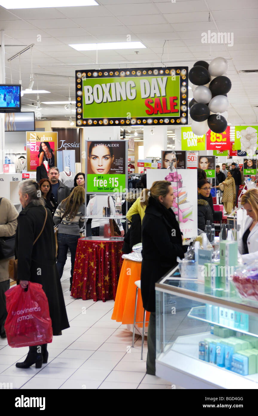 Boxing Day-Verkauf im Ladengeschäft Sears in einem Einkaufszentrum in Toronto, Kanada. Stockfoto