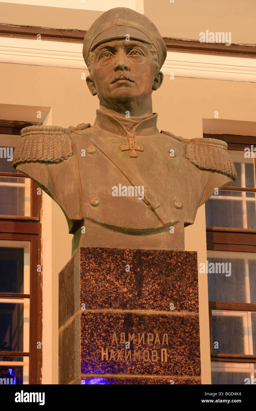 Statue des russischen Admiral Pavel Stepanovich Nakhimov (1802-1855) außerhalb der Naval Academy nach ihm benannt in St. Petersburg, Russland Stockfoto