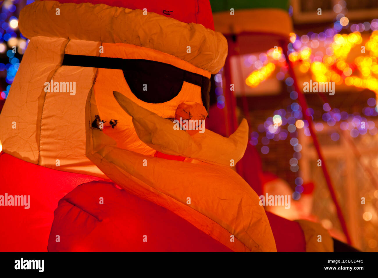 Über die Spitze beleuchtet Weihnachtsschmuck für wohltätige Zwecke vor einem Haus in Hays Lane Bromley Kent UK Stockfoto