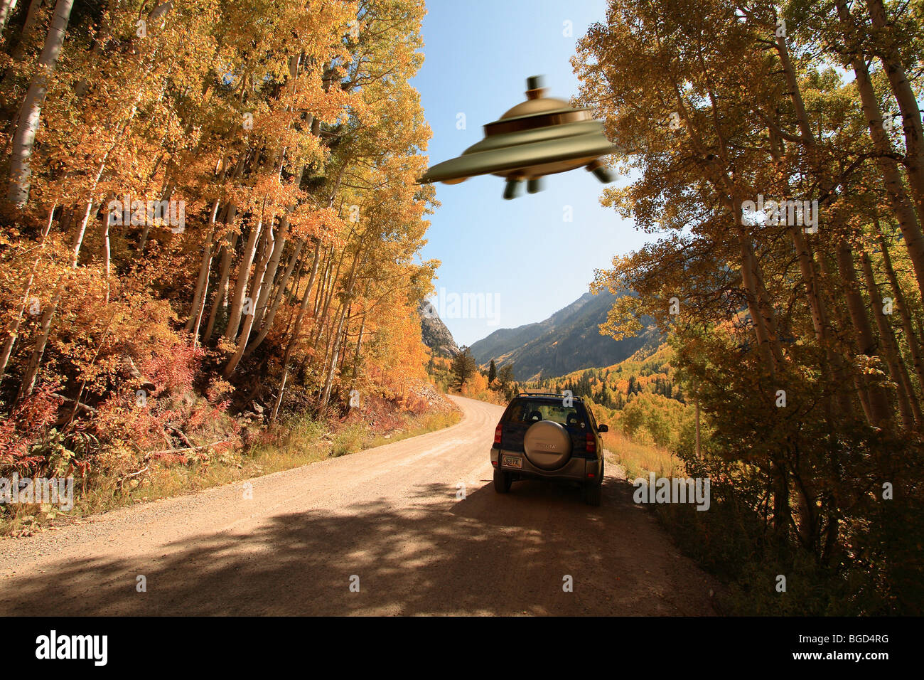 UFO-Sichtung über geparkten Auto Stockfoto