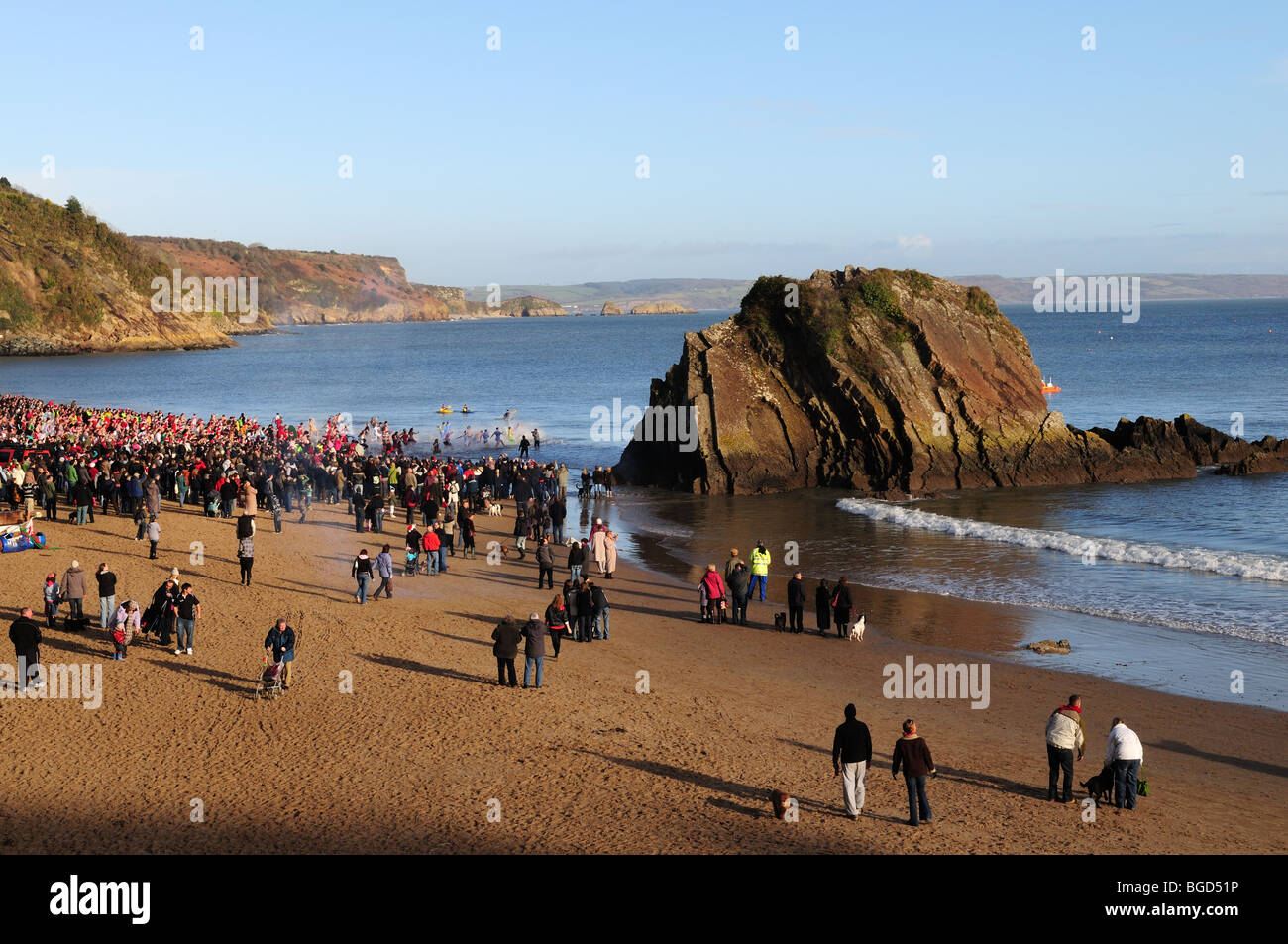 Boxing Day schwimmen bei Tenby North Beach Pembrokeshire Wales Cymru UK GB Stockfoto