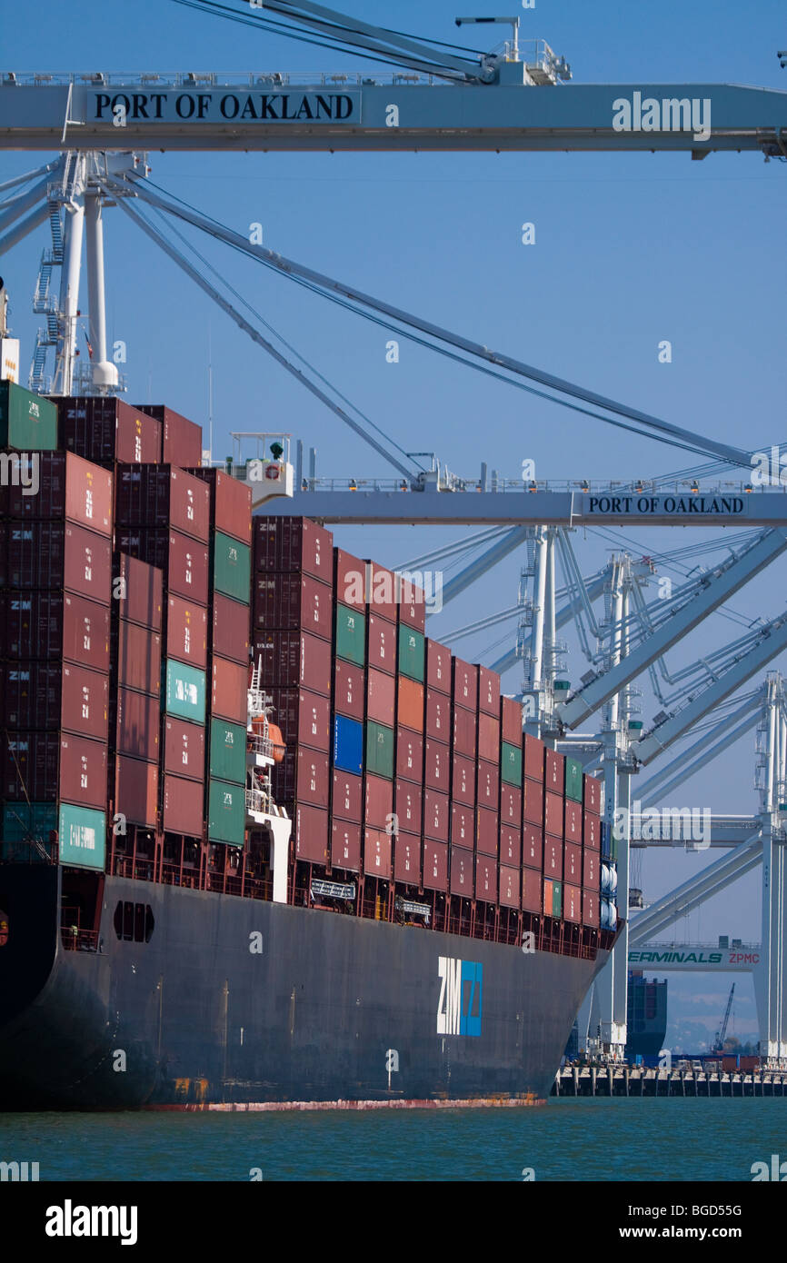 Fracht-Container-Schiff mit Containerschiffbeladung im Hafen von Oakland Docks geladen Stockfoto