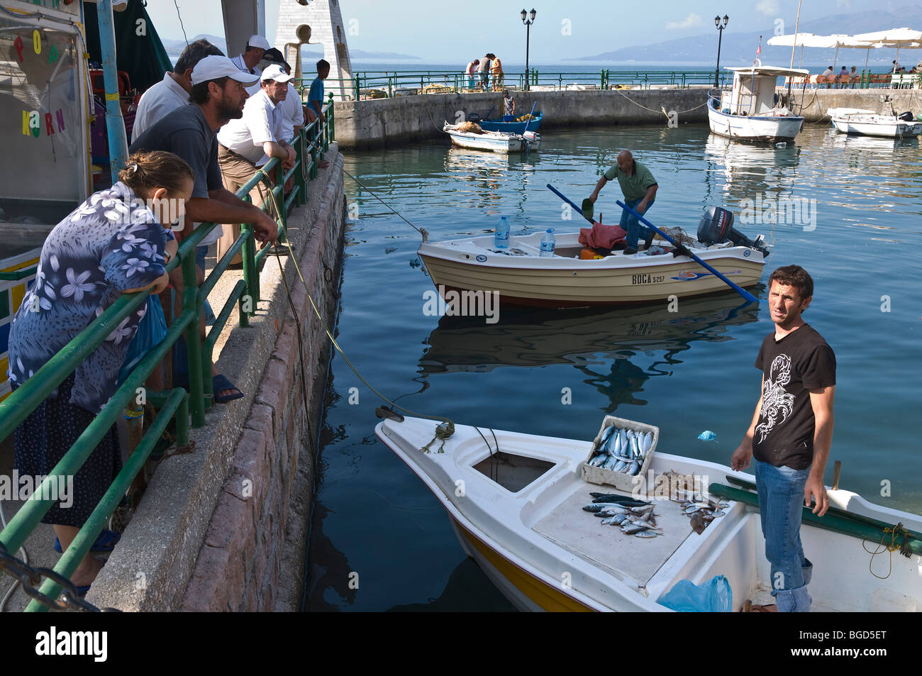 Ein Fischer, der Verkauf von Fisch aus seinem Boot im Inneren Fischerhafen in Saranda, im Süden Albaniens. Stockfoto