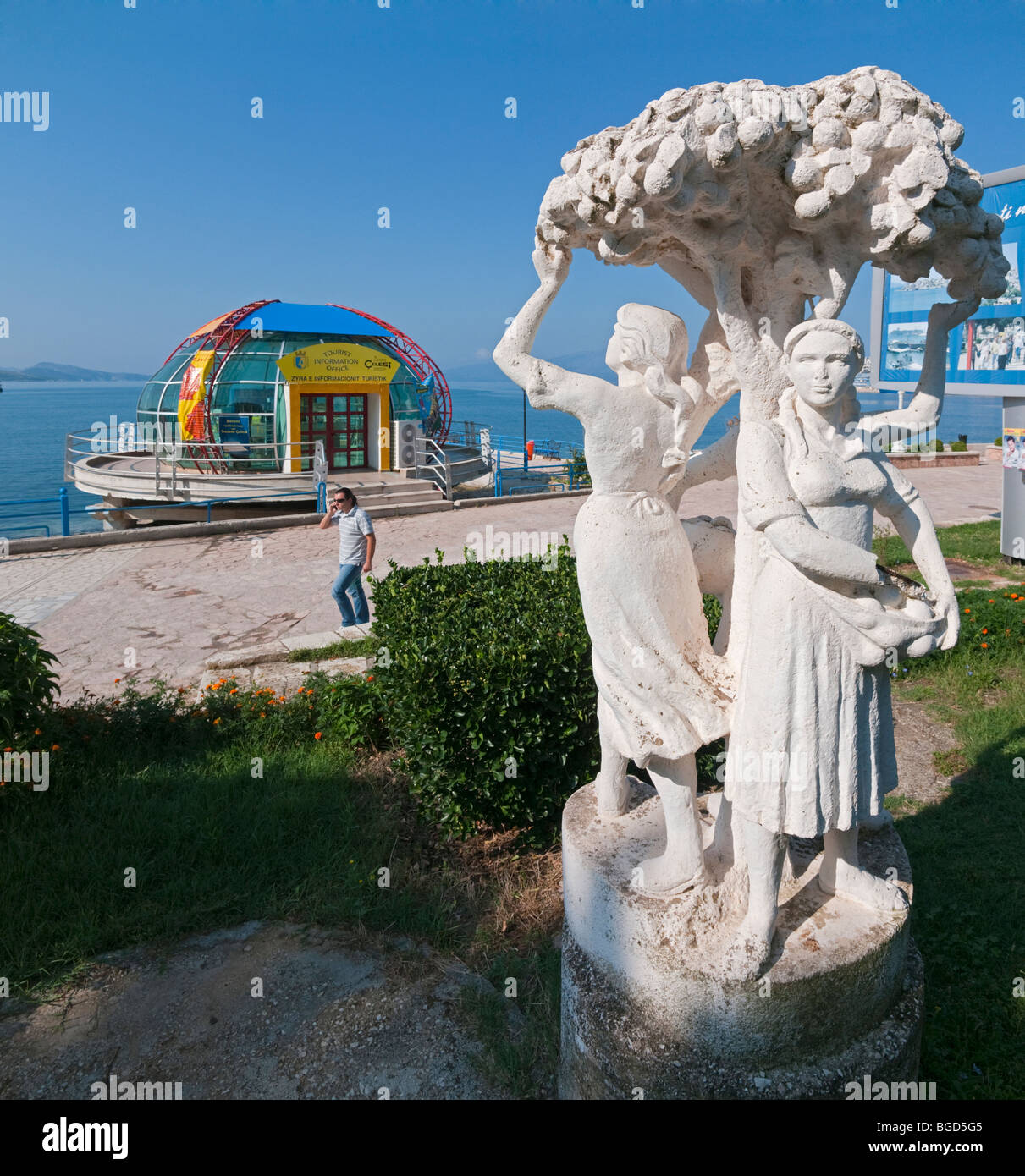 Kommunistischen Ära Skulptur und post kommunistischen Tourismusbüro an der Promenade in Saranda, im Süden Albaniens. Stockfoto