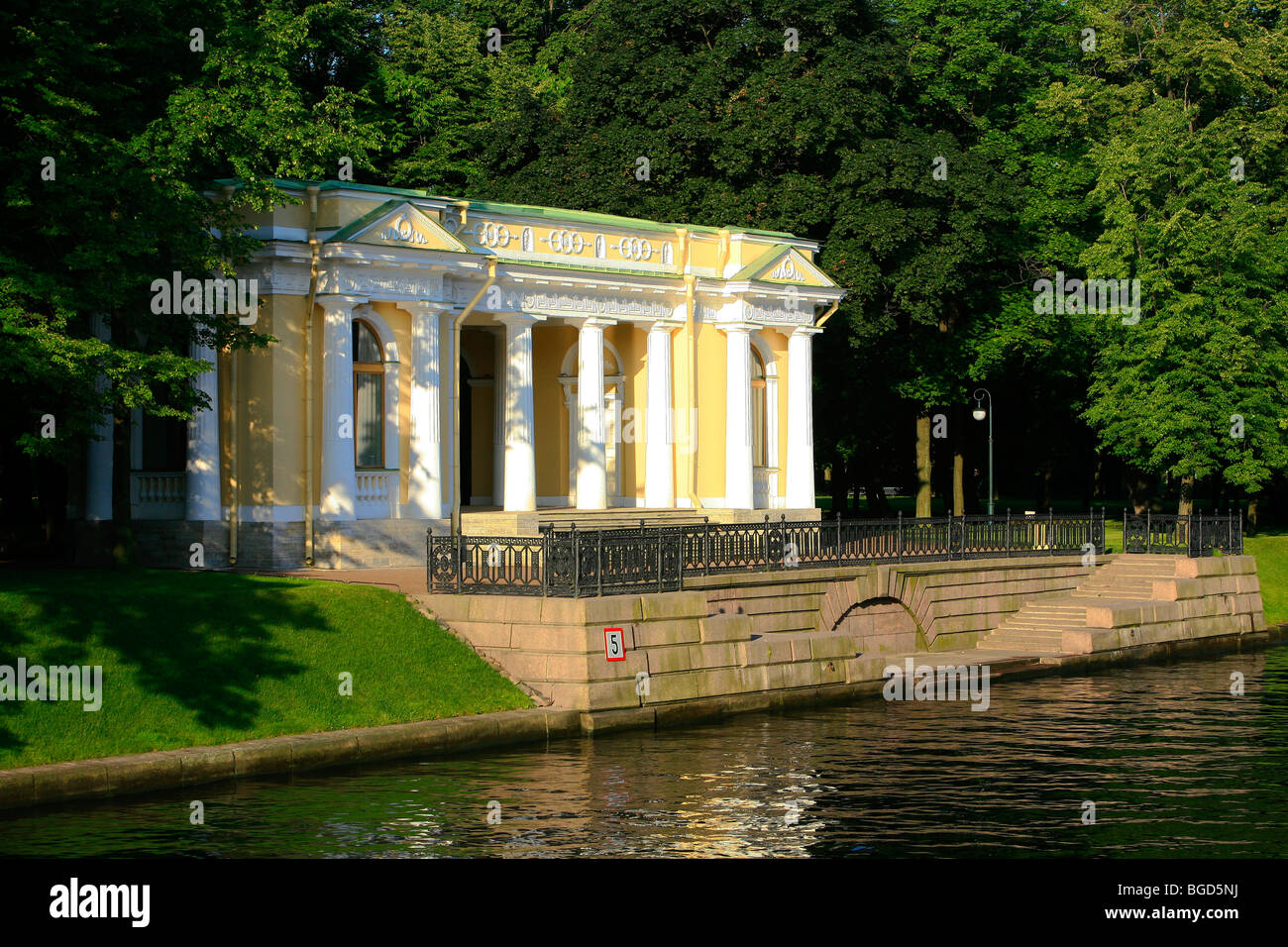 Neoklassizistischen Pavillons auf der Mikhailovsky Garten und Moika River in Sankt Petersburg, Russland Stockfoto