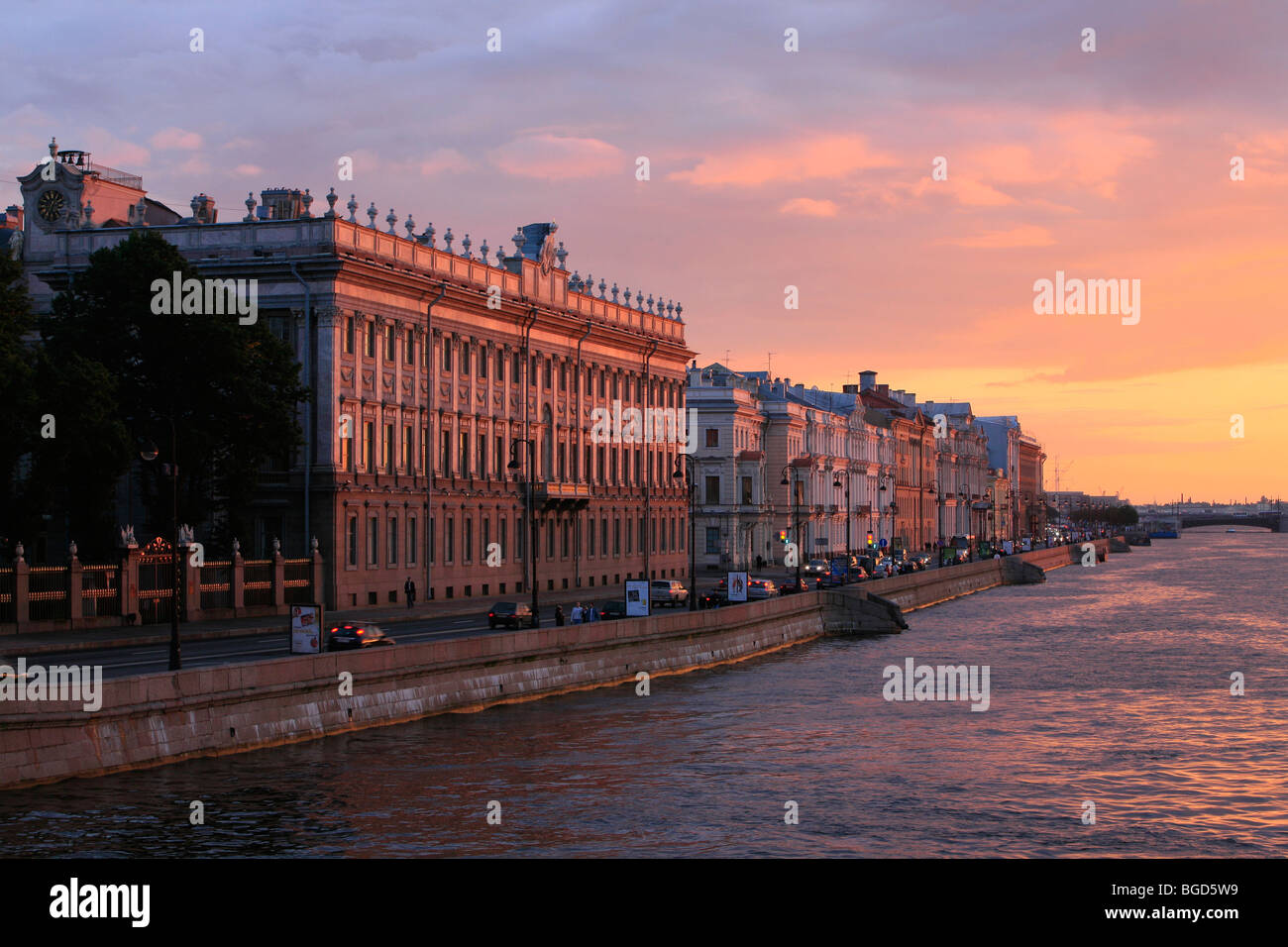 Palast-Damm bei Sonnenuntergang in Sankt Petersburg, Russland Stockfoto