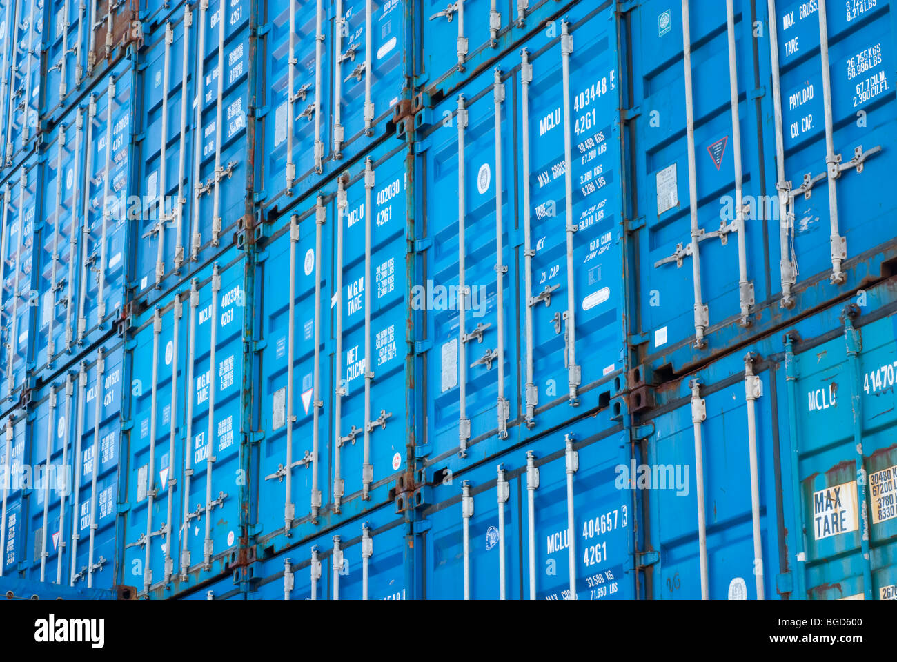 Helle blaue Container gestapelt Stockfoto
