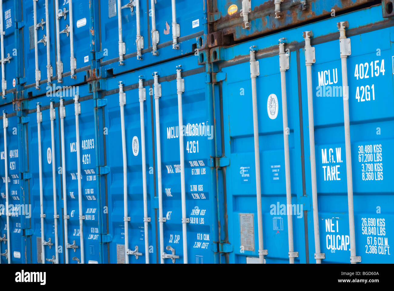 Helle blaue Container gestapelt Stockfoto