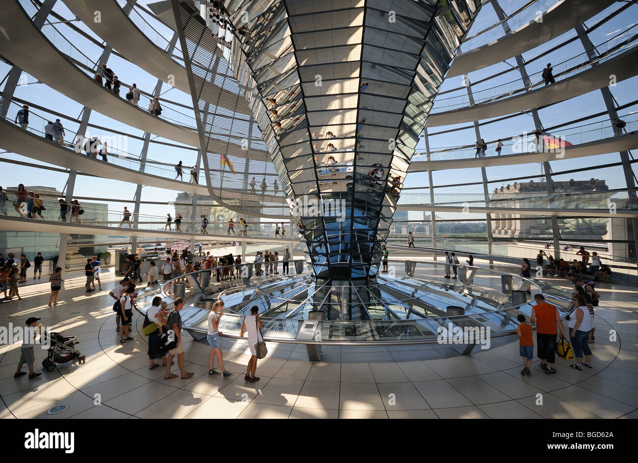 Glaskuppel des Reichstagsgebäudes, Regierungsviertel in Berlin Tiergarten Bezirk in Berlin, Deutschland, Europa. Stockfoto