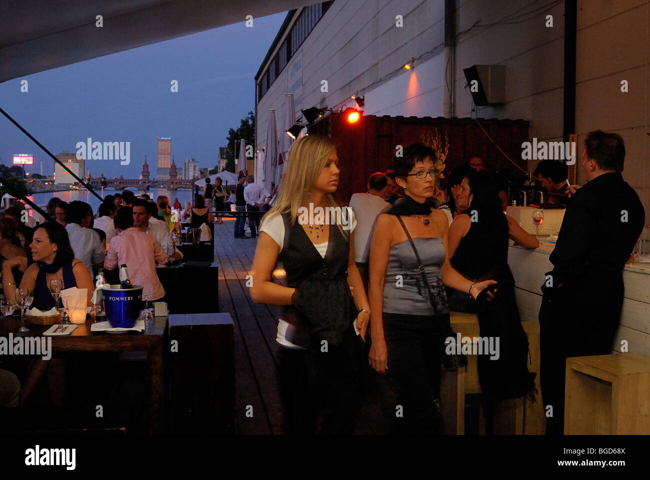 Spindler & Klatt, Trendy und chic Clubrestaurant am Ufer der Spree in Kreuzberg, Berlin, Deutschland, Europa. Stockfoto