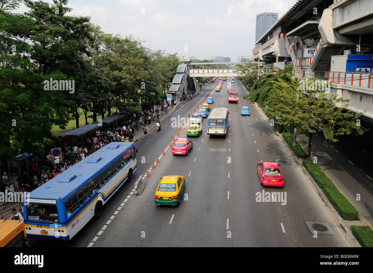 Thailand; Bangkok; Taxis und Busse in der Nähe von Mo Chit BTS Skytrain-Station Stockfoto