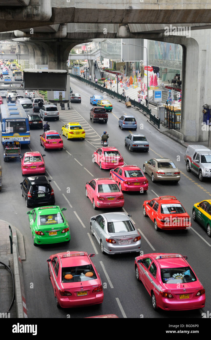 Thailand; Bangkok; Verkehr in der Nähe von Siam BTS-Skytrain-Station Stockfoto