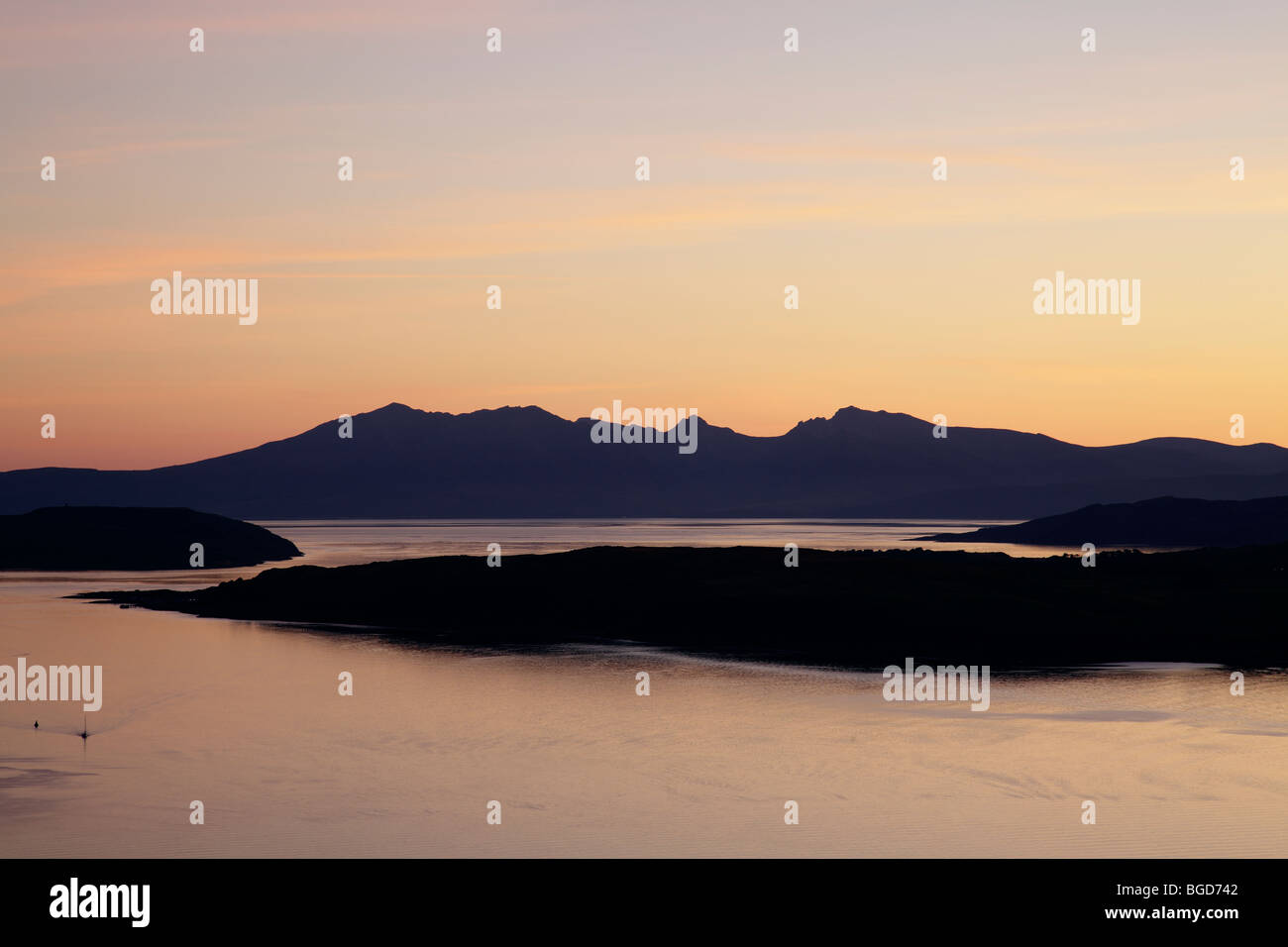 Sonnenuntergang über den Inseln Arran, Great Cumbrae und Little Cumbrae im Firth of Clyde, North Ayrshire, Schottland, Großbritannien Stockfoto