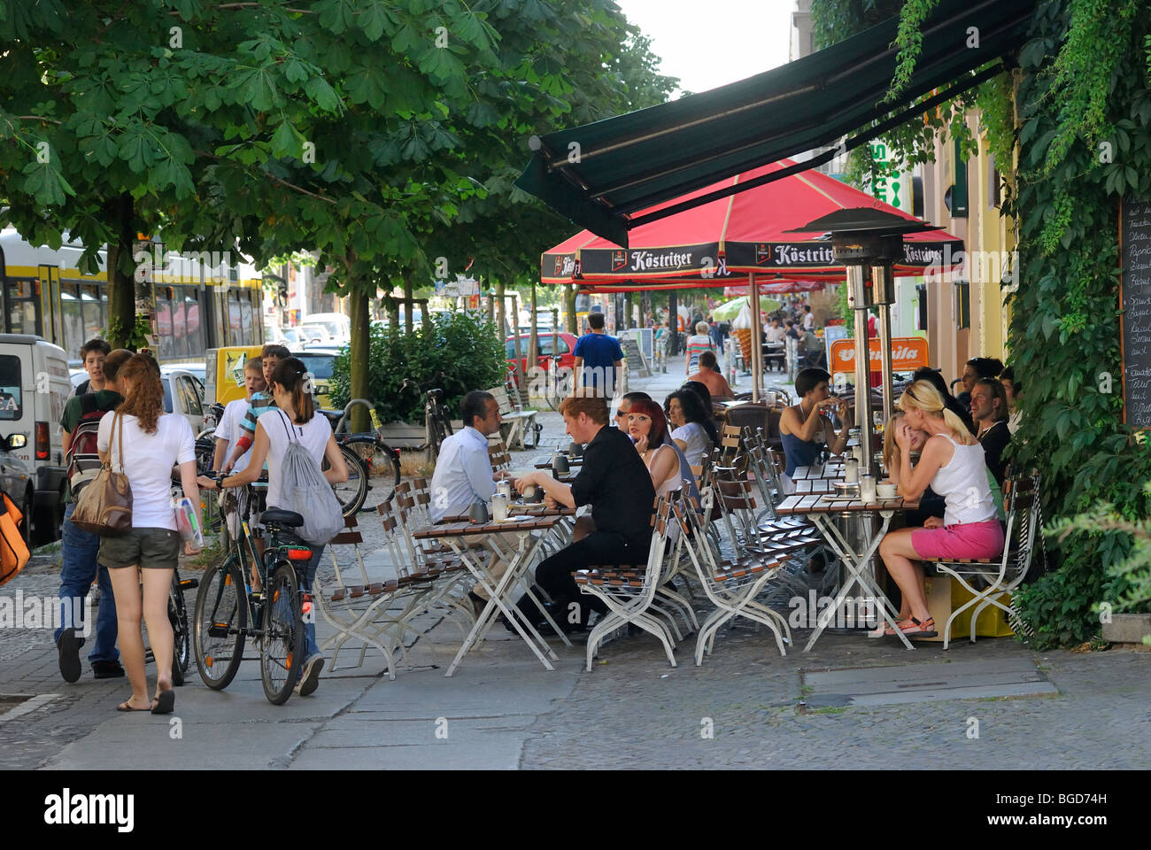 Typische Straßenszene Prenzlauer Berg. Cafés, Restaurants, Passanten. Kastanienallee, Bezirk Prenzlauer Berg, Berlin, Deutschland. Stockfoto