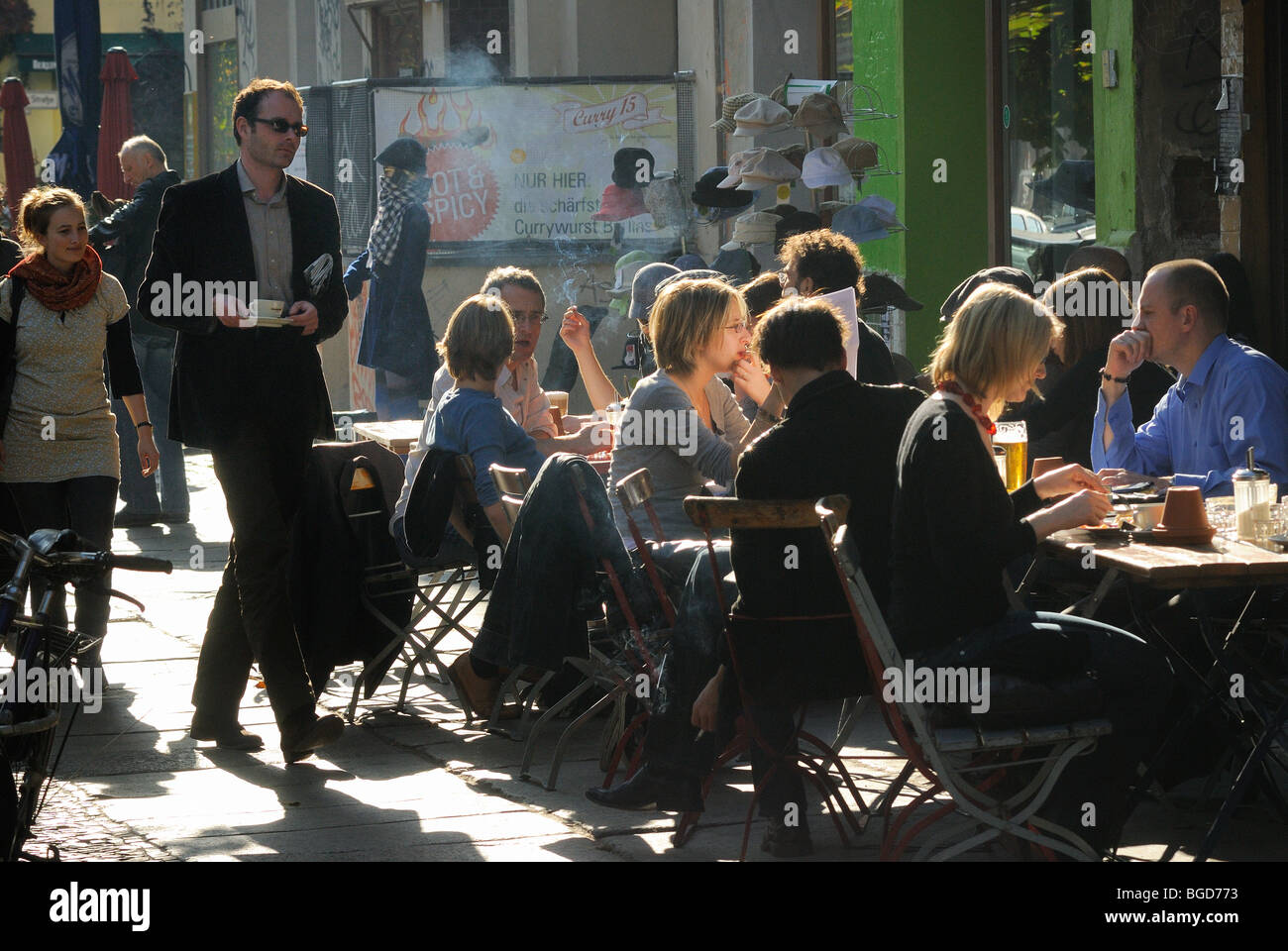 Typische Straßenszene Prenzlauer Berg. Cafés, Restaurants, Passanten. Kastanienallee, Bezirk Prenzlauer Berg, Berlin, Deutschland. Stockfoto