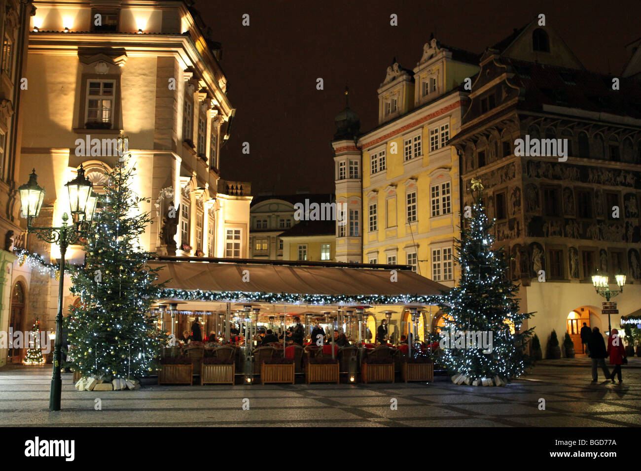Weihnachtsbäume und Kaffeebars. Prager Altstadt. Stockfoto