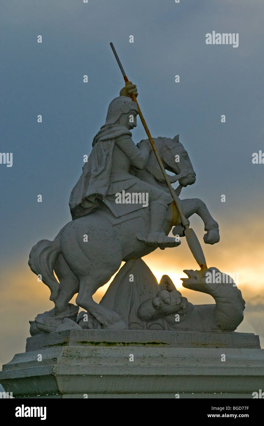 Statue von St. George Slaying der Drache vor der italienischen Kapelle auf Lamb Holm Orkney SCO 5646 Stockfoto