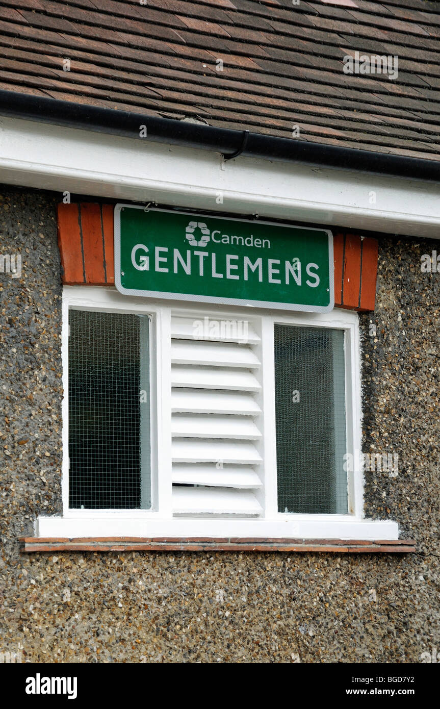Melden Sie außen Gentlemans öffentliche Toilette Teich Square Highgate Village London England UK Stockfoto