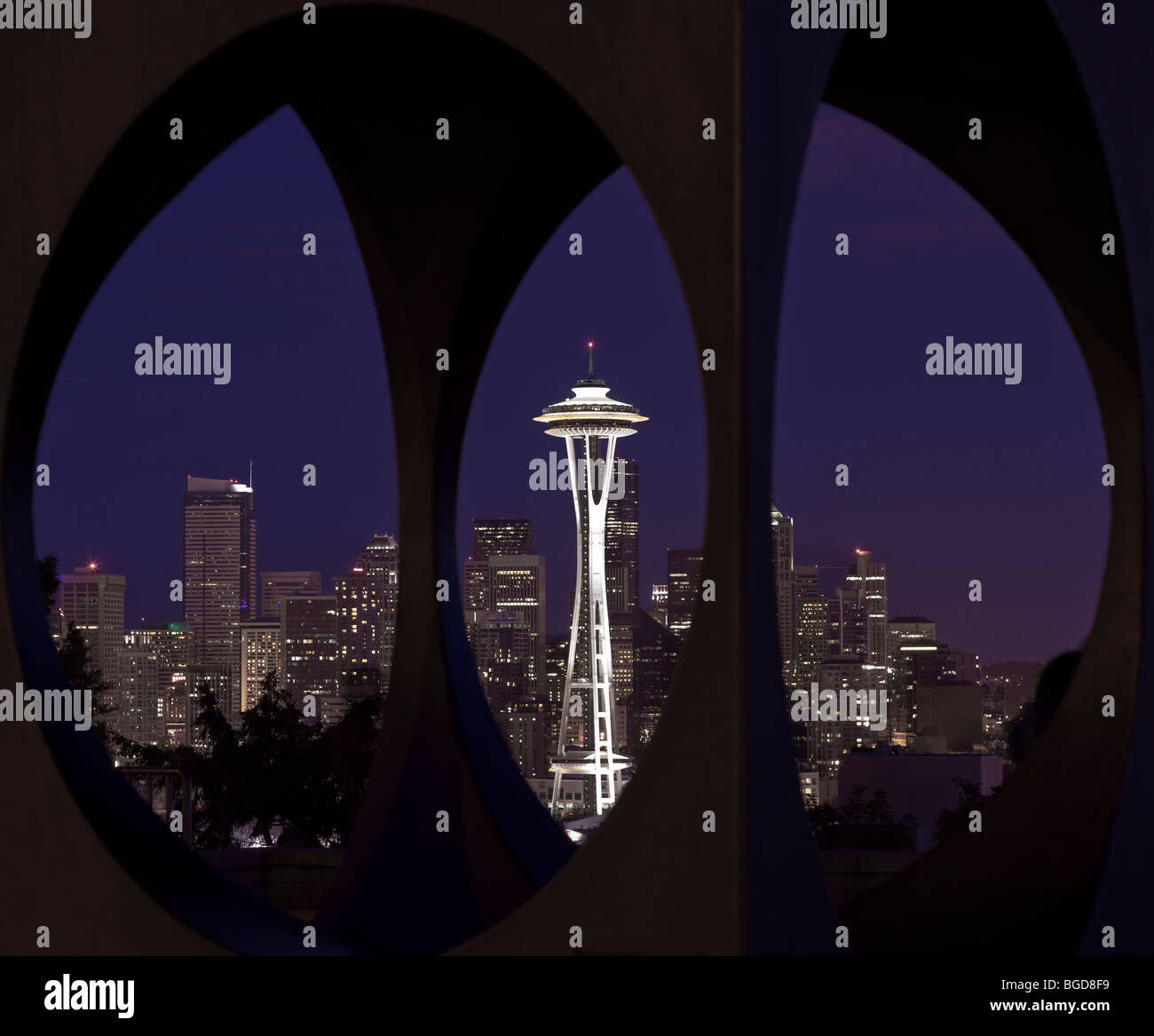 Skyline von Seattle Nacht und die Space Needle durch Scupture in Kerry Park. Stockfoto