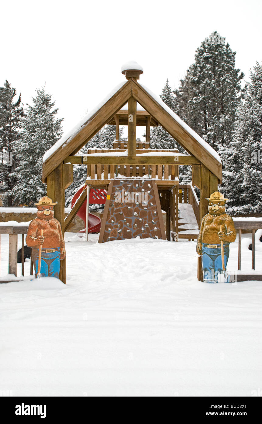 Smokey Bär ist immer bereit zur Schlacht Waldbrände, aber er sieht aus wie er Schnee Schaufeln ist heute. Stockfoto