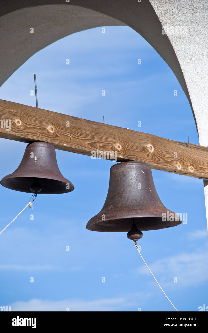 Außerhalb der orthodoxen Kirche in der Nähe von Santa Fe, New Mexico, die Kirchenglocken erklingen regelmäßig um die Gläubigen zum Gottesdienst zu rufen. Stockfoto