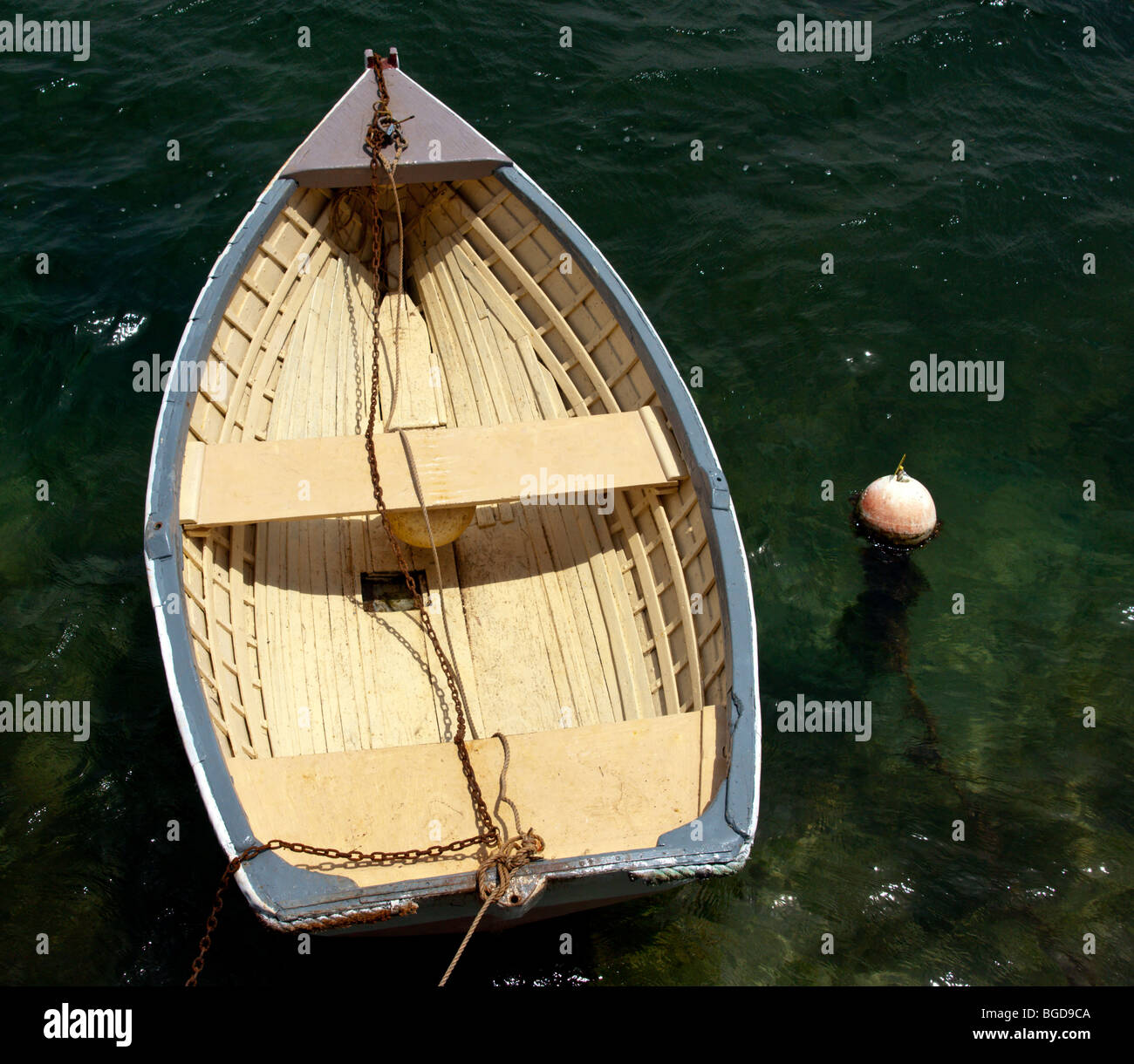 Ein Ruderboot auf dem Wasser schwimmen. Stockfoto