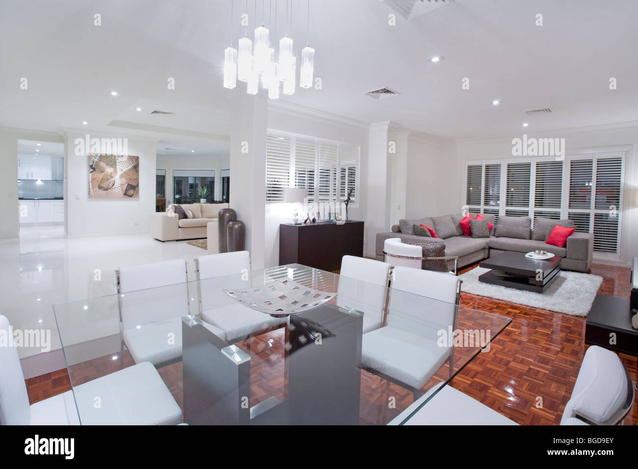 Luxus Esszimmer mit Wohnzimmer und Küche im Hintergrund Stockfoto