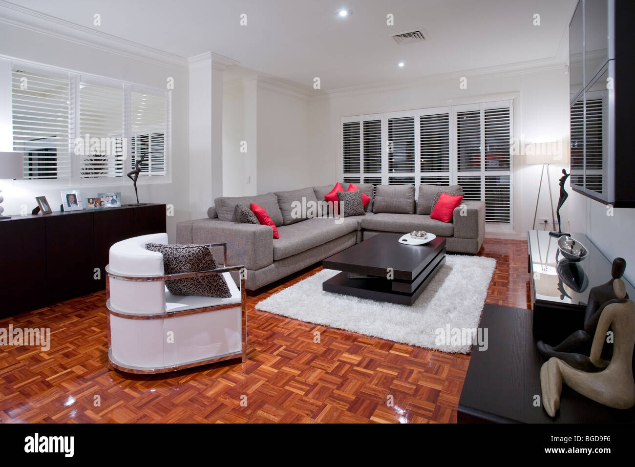 Luxuriöses Wohnzimmer mit Holzboden Stockfoto