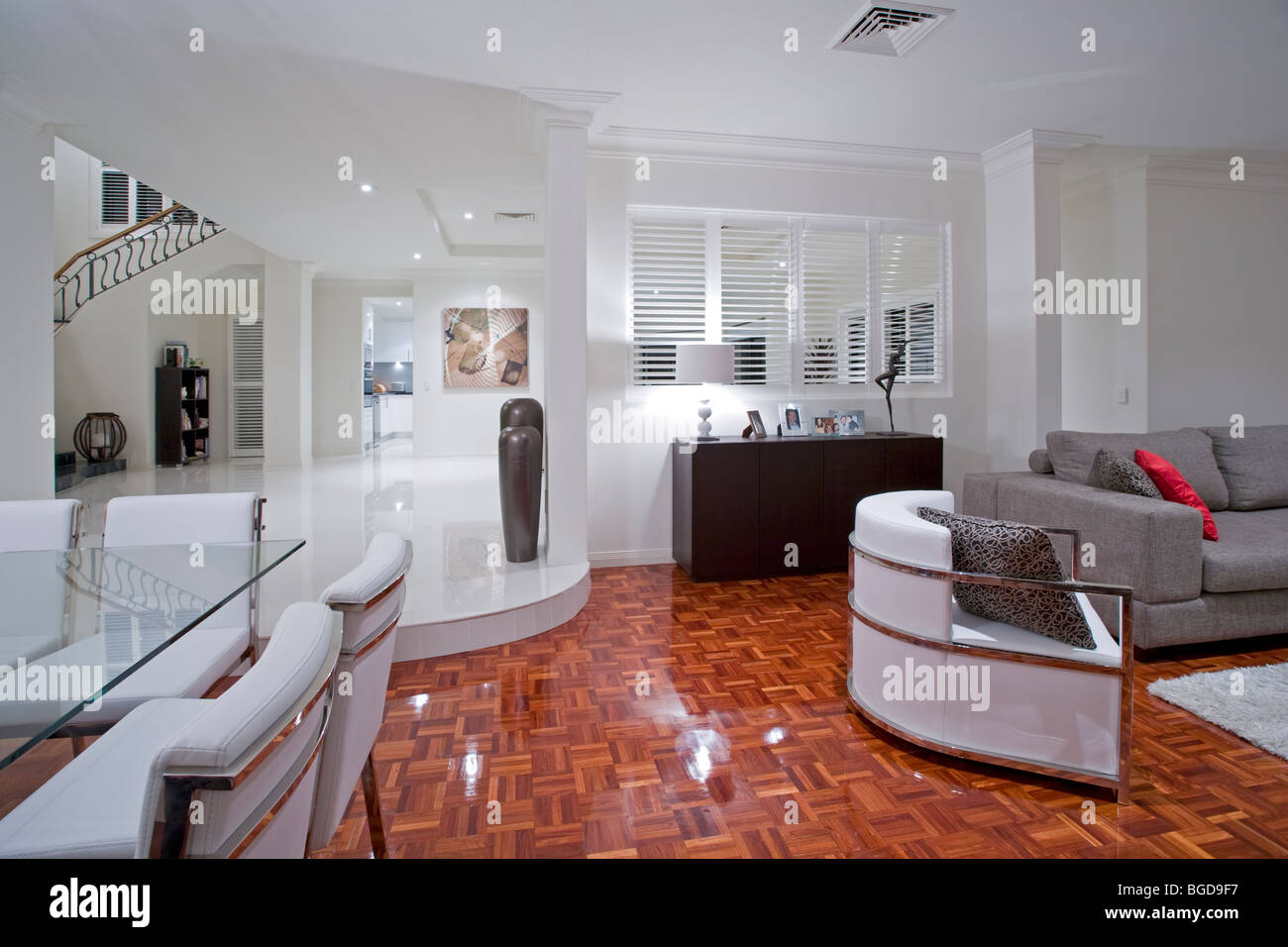 Luxuriöses Wohnzimmer mit Holzboden Stockfoto