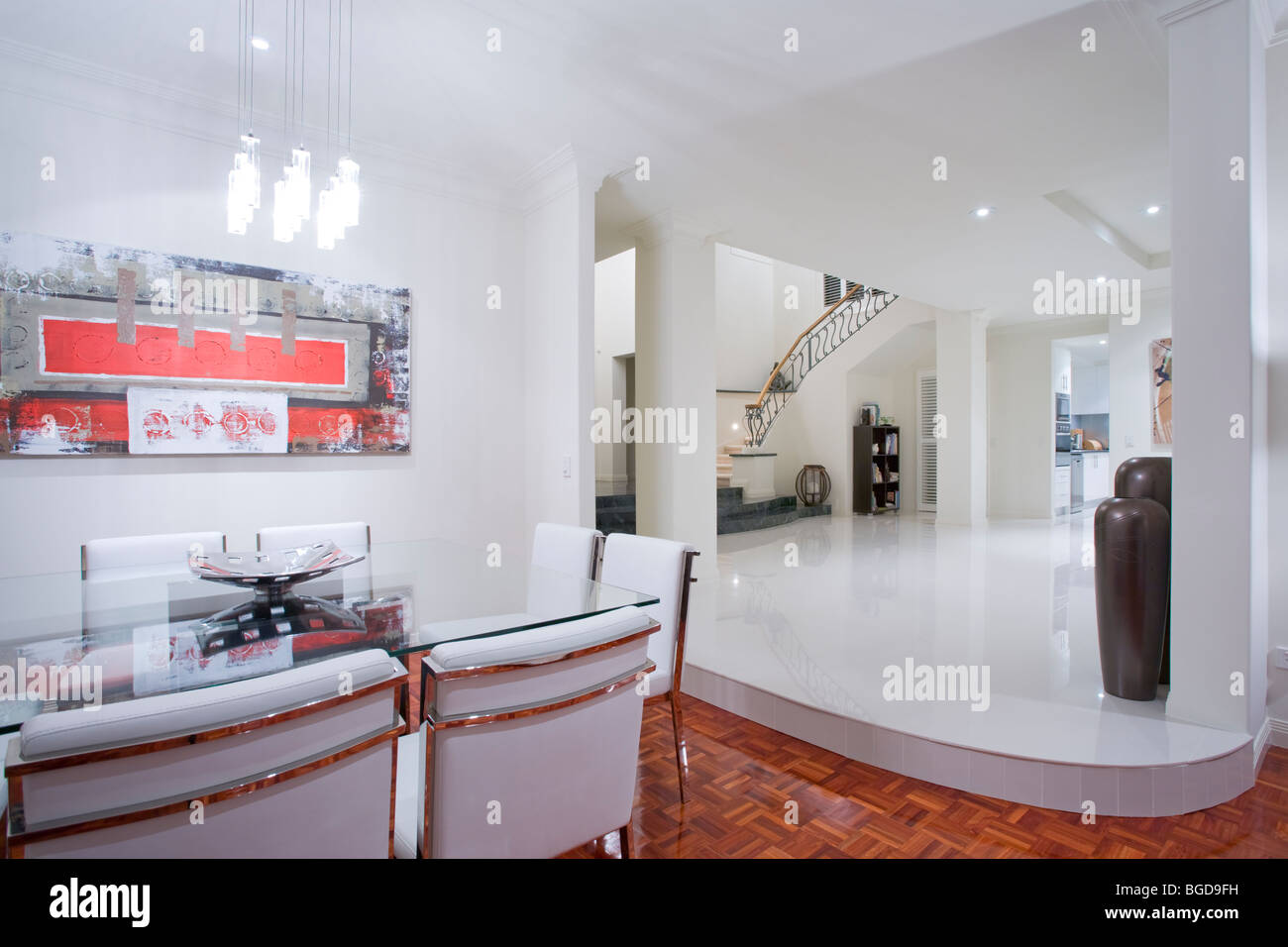 Luxus nach Hause Esszimmer Innenraum mit Blick auf Treppe und Flur Stockfoto