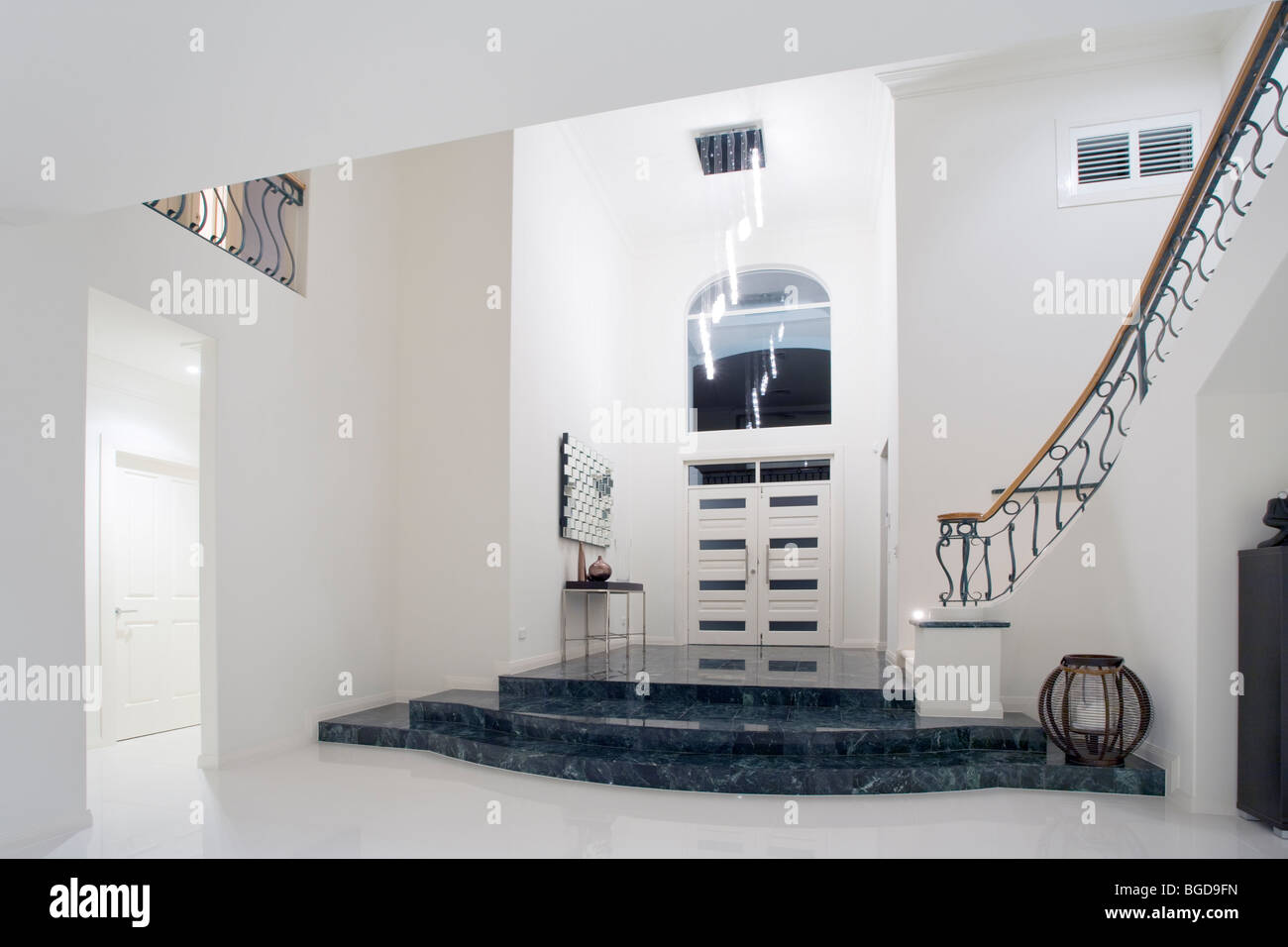 Moderne Luxus Villa Eingang mit Marmortreppe Stockfoto