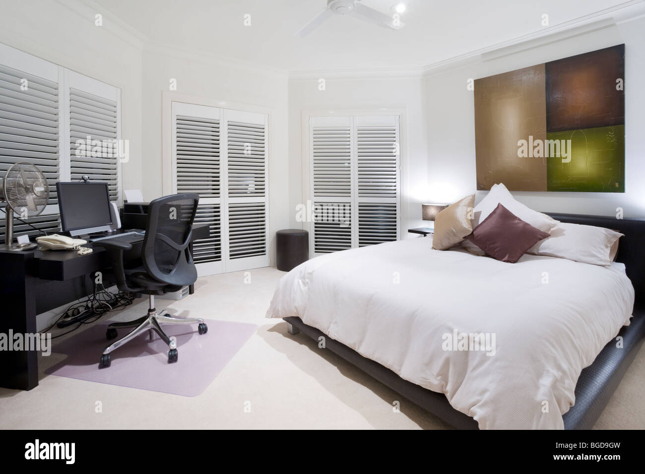 Büro- und Spare Schlafzimmer in Luxusvilla Stockfoto