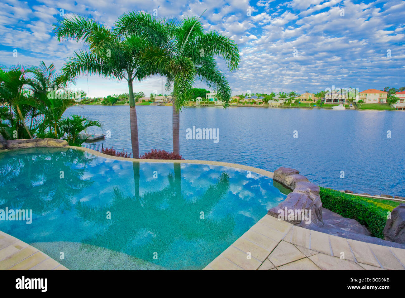 Infinity-Pool im Luxusvilla am Wasser Stockfoto
