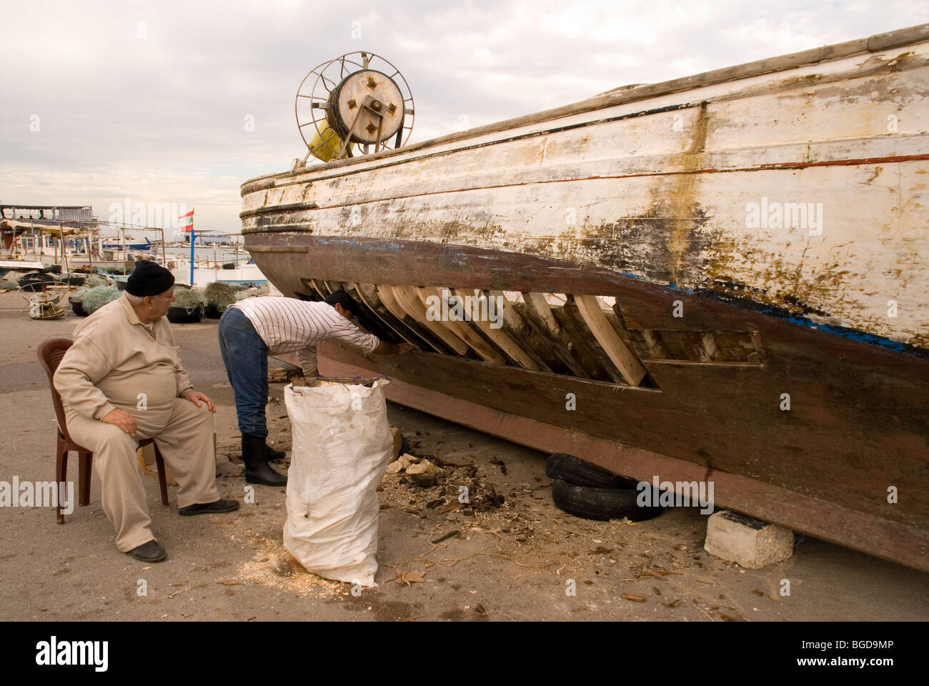Fischer Reparatur Ein Netz Im Boot Fischereihafen Ägypten