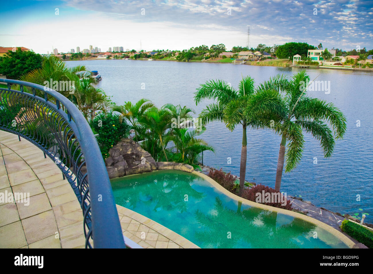 Balkon mit Meerblick Waterfront Villa mit Pool mit Blick auf den Kanal Stockfoto