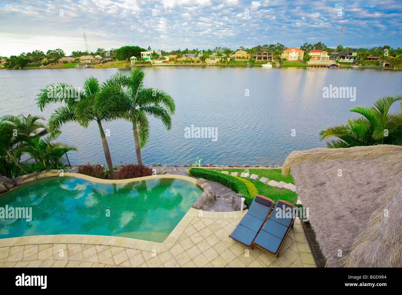 Waterfront Villa mit Pool und Bali Hütte mit Blick auf den Kanal Stockfoto