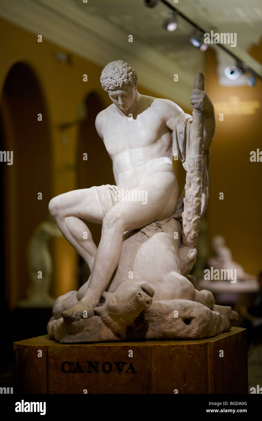 Marmorstatue des griechischen Helden Theseus saß rittlings auf den Toten Minotaurus von Antonia Canova im Jahre 1782 im V & A Museum in London UK Stockfoto