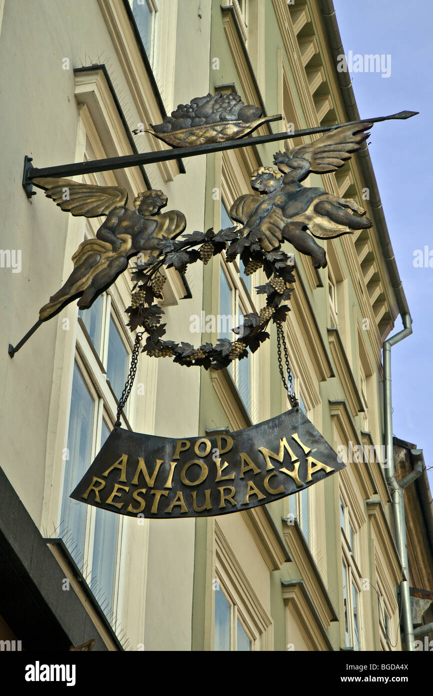 Shop anmelden Werbung ein Restaurant an der Außenwand Stockfoto