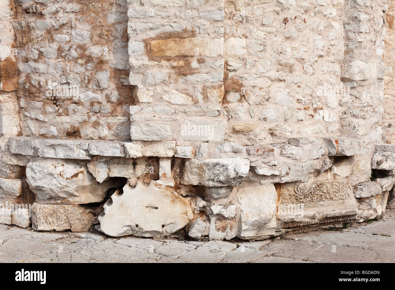 Römischen Steinen in der Kirchenmauer eingebaut, Kirche St. Donatus, Sveti Donat, Zadar, Dalmatien, Kroatien, Europa Stockfoto