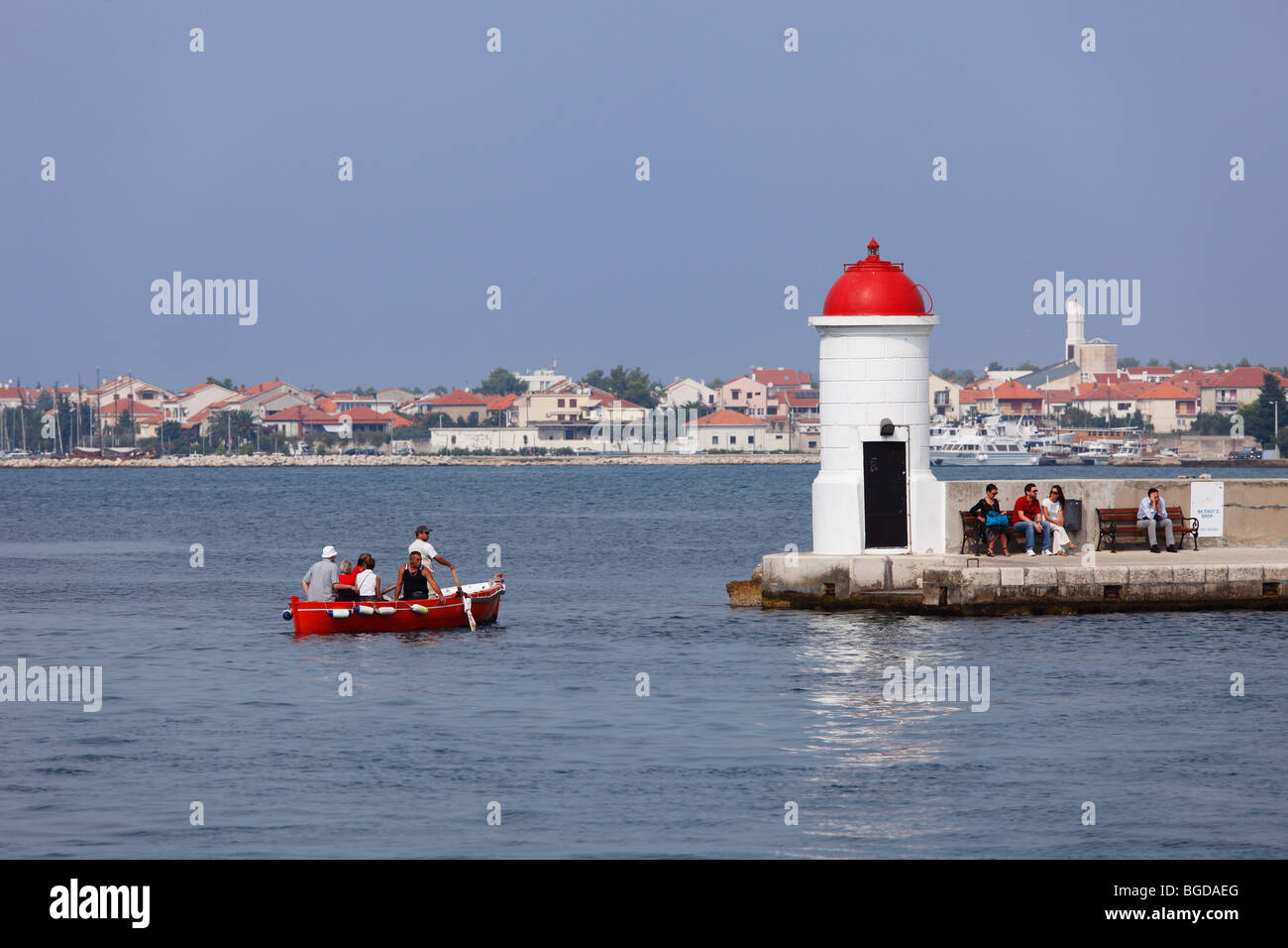 Ruderboot als eine kleine Fähre in den Hafen von Zadar, Dalmatien, Kroatien, Europa Stockfoto