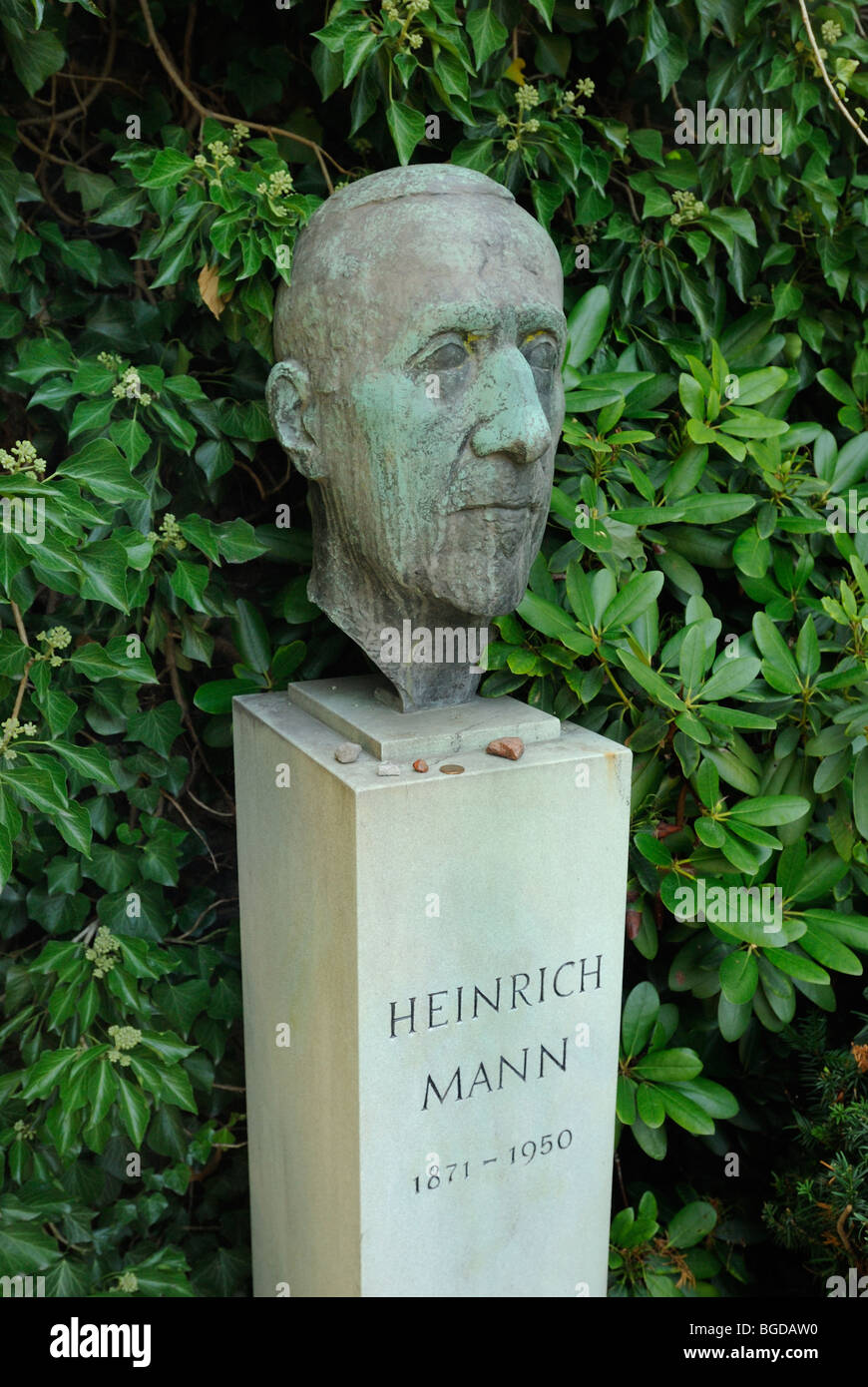 Grab des deutschen Schriftstellers Heinrich Mann (1851-1950), Dorotheenstaedtischer Friedhof, Chausseestraße, Berlin Mitte, Deutschland. Stockfoto