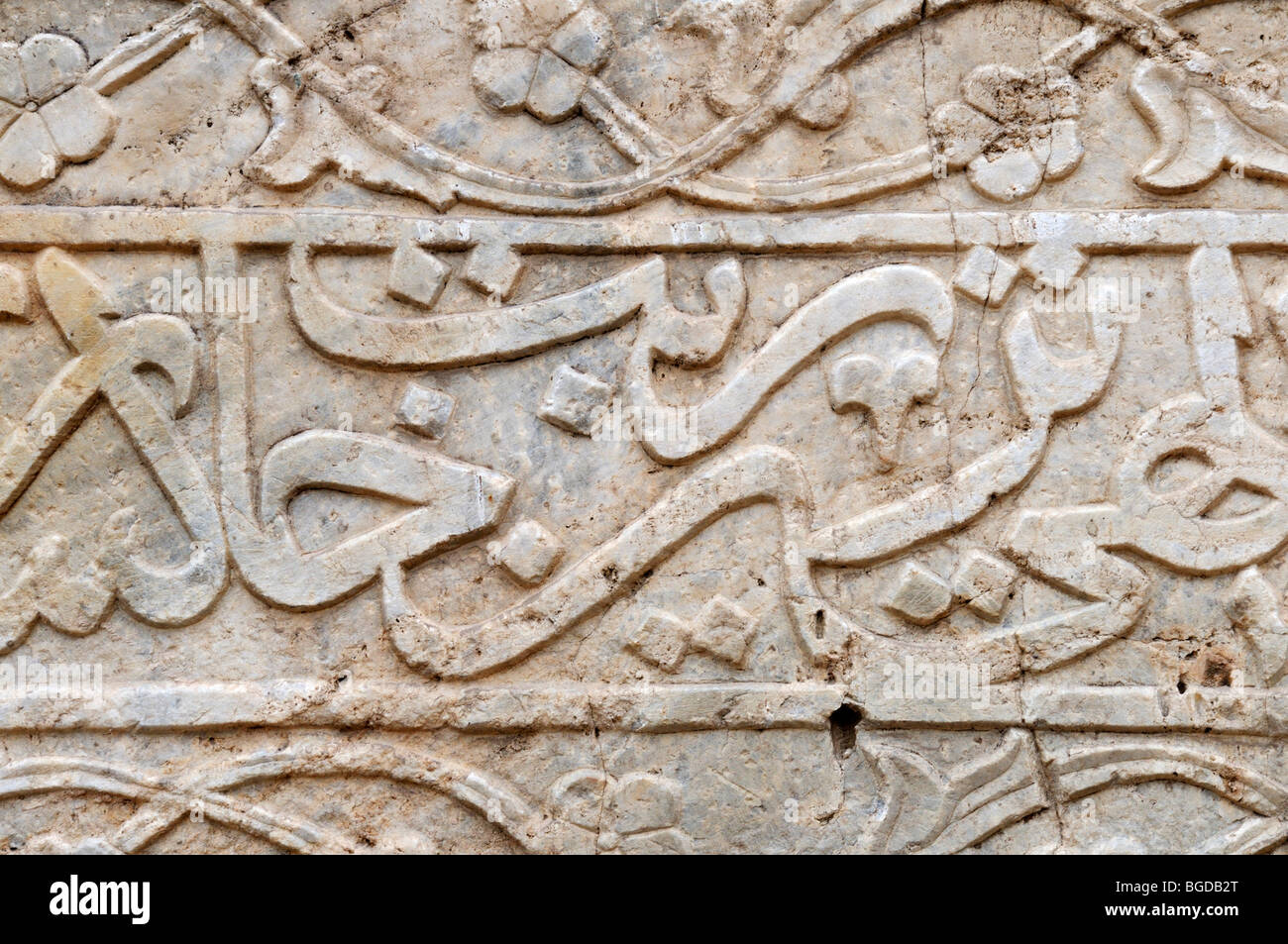 Kalligraphie in Farsi auf einem historischen Grabstein in einer Moschee in Ardabil, Iran, Persien, Asien Stockfoto