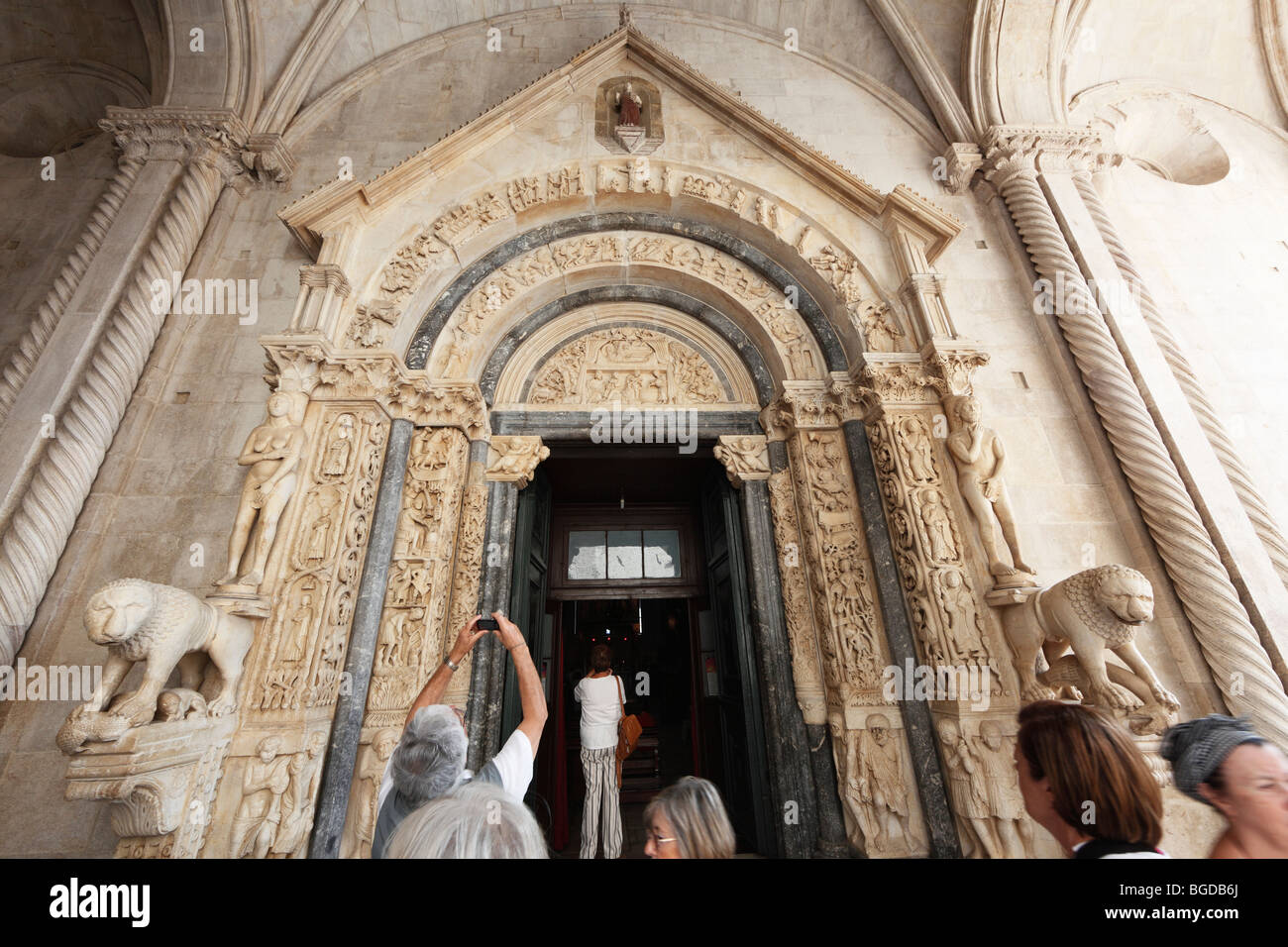 Westportal der Kathedrale von St. Lawrence, Katedrala Sv. Lovre, Trogir, Dalmatien, Kroatien, Europa Stockfoto